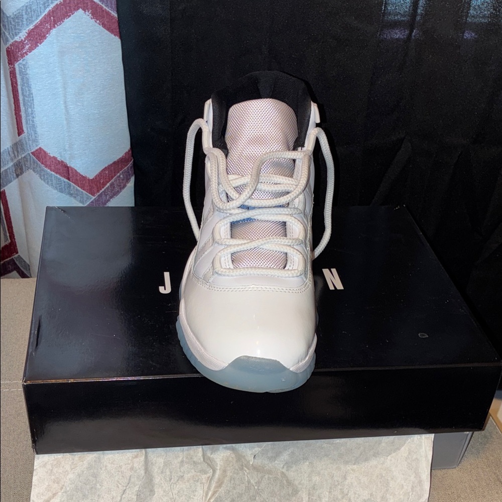 Jordan Athletic Shoes White and Blue - Picture 10 of 15